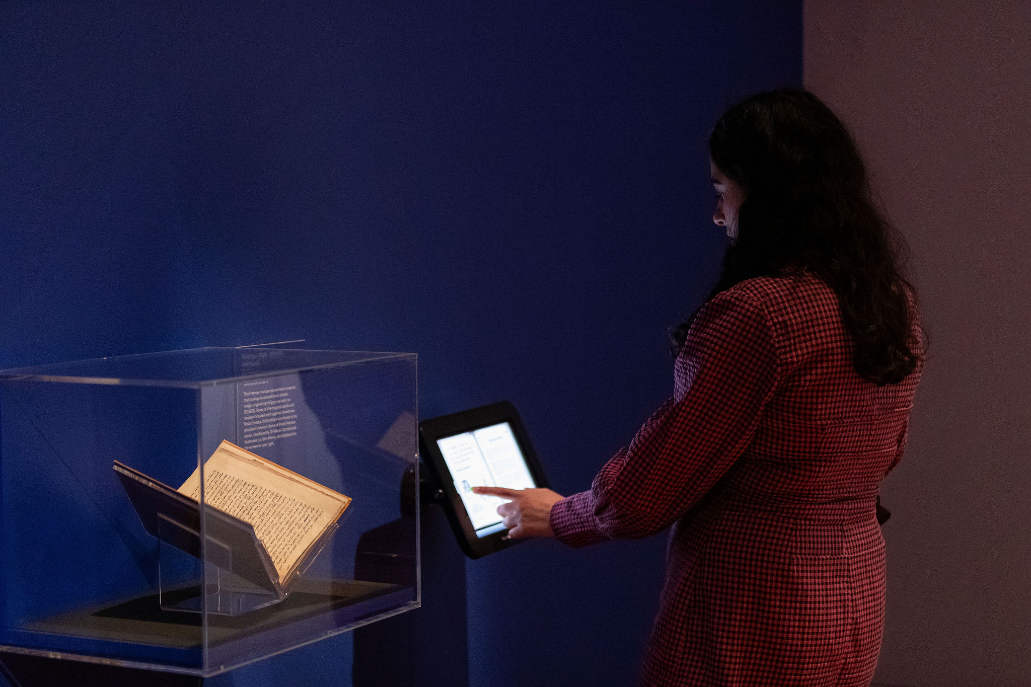 Luminous exhibition installation